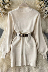 Robe courte en tricot à manches bouffantes et ceinture
